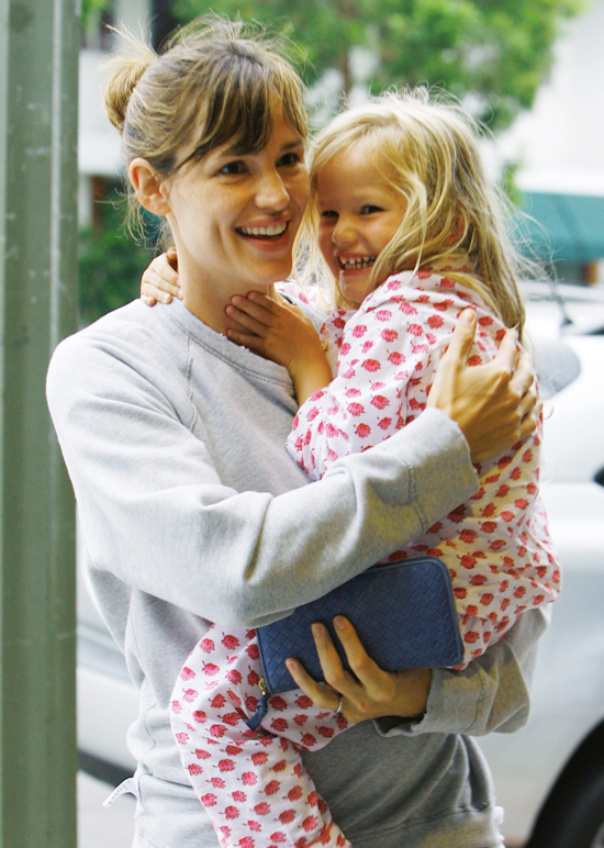 Jennifer Garner with her daughter Violet Affleck en route to a local ... Jennifer Garner with her daughter Violet Affleck en route to a local ...