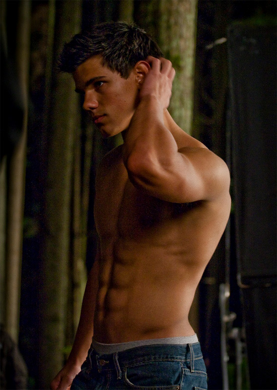 550w_gayspy_taylor_lautner_7.jpg