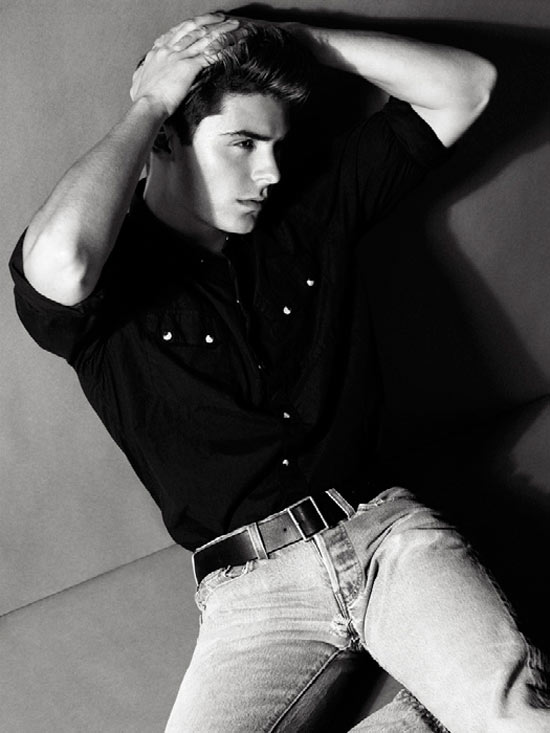 550w_gay_spy_zac_efron_wonderland_5.jpg