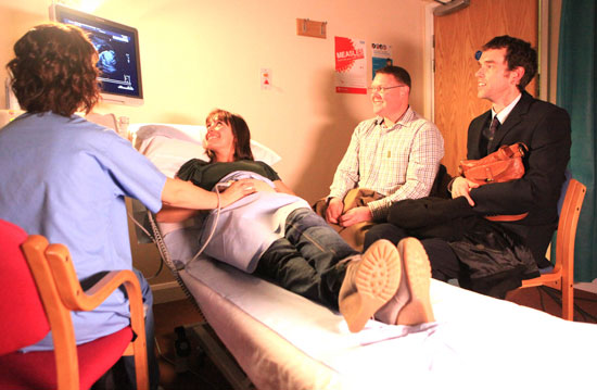 Marlon and Paddy accompany Rhona to her baby scan