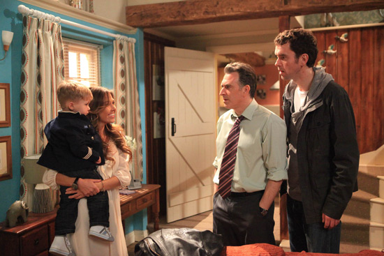 Kelly introduces her son Elliot to Bob and Marlon