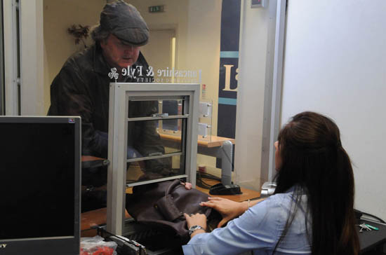 Corrie - Jim McDonald (Charles Lawson) robs a bank