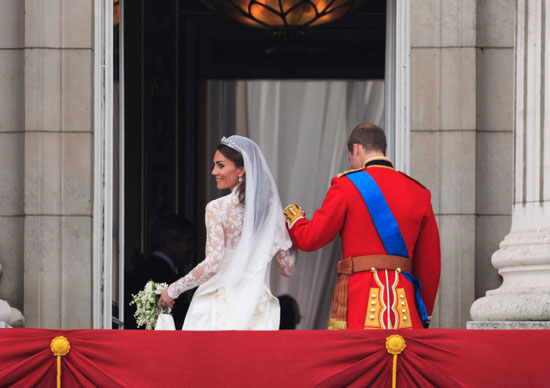 Couple return inside Buckingham Palace