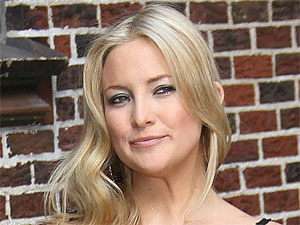 Kate Hudson poses for fans at New York Citys Ed Sullivan Theatre ahead of an appearance on 'The Late Show with David Letterman'