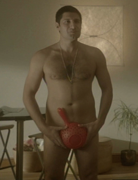 Kayvan Novak in Sirens
