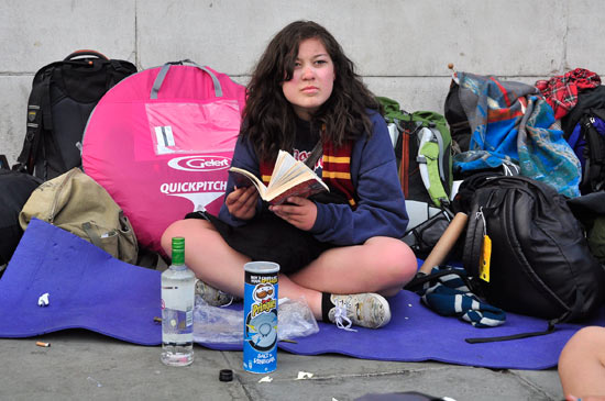 Fan reading a Harry Potter book