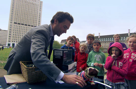 The Apprentice S07E10 - Tom sells a nodding dog