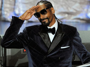 Snoop Dogg salutes the crowd after winning a BMI award for his song "Gangsta Luv" during the 11th Annual BMI Urban Awards