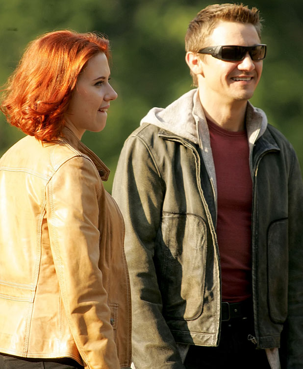 Scarlett Johansson and Jeremy Renner 