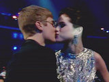 Selina Gomez and Justin Bieber share a kiss at the VMA's 2011