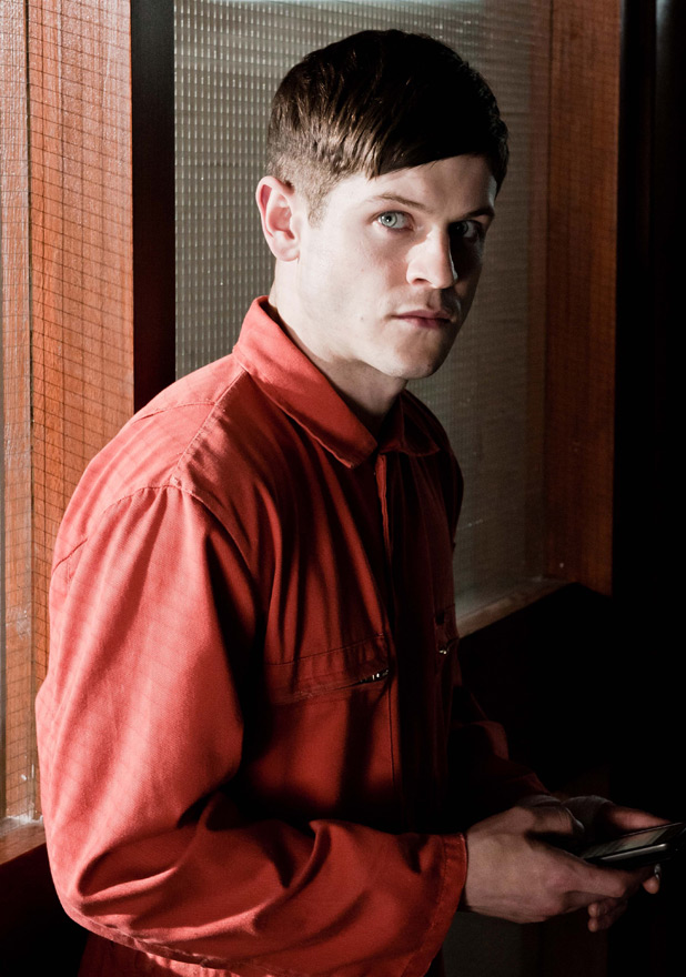Simon (Iwan Rheon)