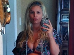 Jessica Simpson tweets photo of her baby bump