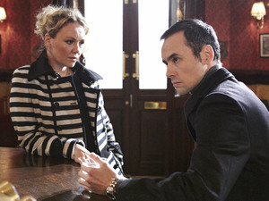 Janine tries to make amends with Michael.