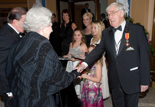 Carson meets the Queen at the Royal Variety Performance