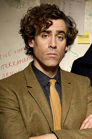 Stephen Mangan as Dirk Gently and Darren Boyd as Richard Macduff - 1278278-low_res-dirk-gently