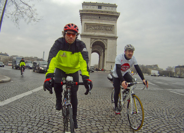 John and Chris Boardman pass the Arc de Triomphe