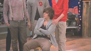 One Direction on iCarly watch: Harry Styles is given jungle worms