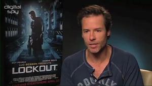 Guy Pearce talks 'Prometheus' virals, link to 'Alien'