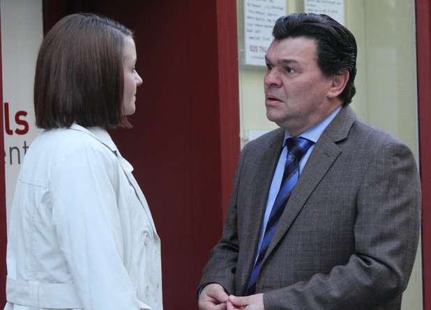 Derek tries to make amends with Alice.