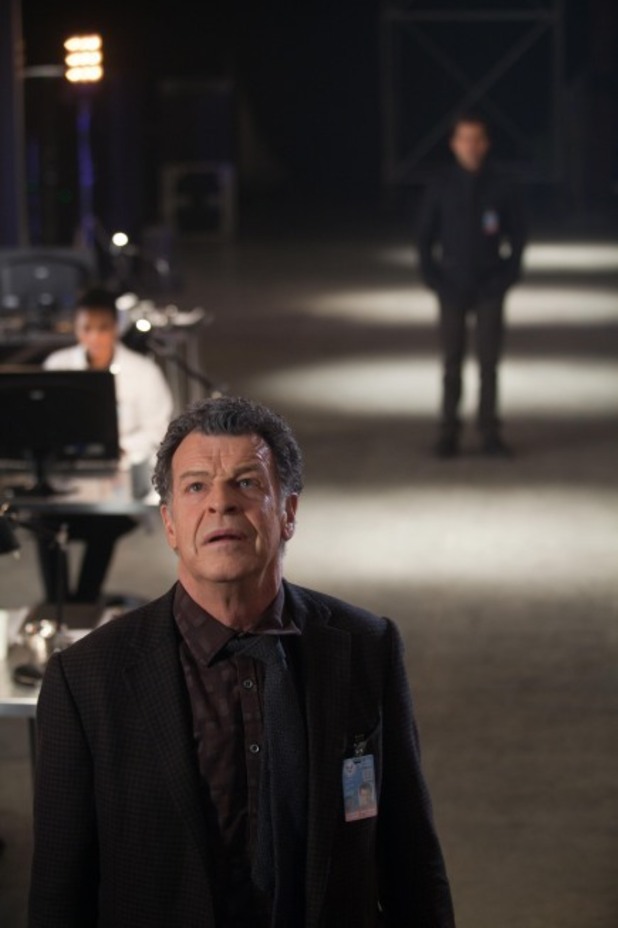 Walter (John Noble, C) 
