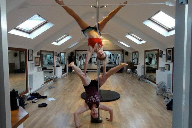 Julie Dumont handstand