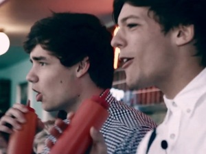 One Direction's Liam Payne and Louis Tomlinson perform in US diner.