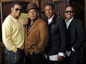 http://i1.cdnds.net/12/22/300x225/music_jackson_brothers.jpg