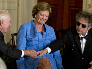 Bob Dylan with (R) with former women's college basketball coach Pat Summitt and former Supreme Court Justice John Paul Stevens as they are awarded the Presidential Medal of Freedom - May 29, 2012