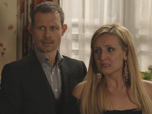 Leanne tries to reassure Eva that nothing has been going on, but an angry Eva shoves her, convinced she's been played for a fool