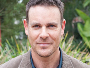 Aaron Jeffery in Neighbours