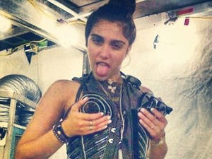Lola, Lourdes, twitter, material girl