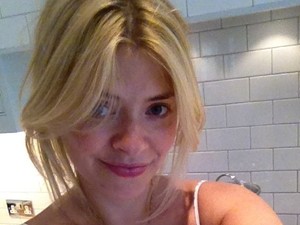 Holly Willoughby posts a picture of herself on Twitter wearing no make up
