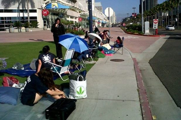 'Twilight' fans begin lining up outside Comic-Con 2012
