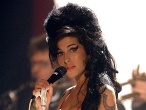 Amy Winehouse Brit Awards 2007, Earls Court. Singing on stage.
