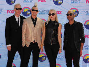No Doubt arrive on the pink carpet at the Teen Choice Awards 2012
