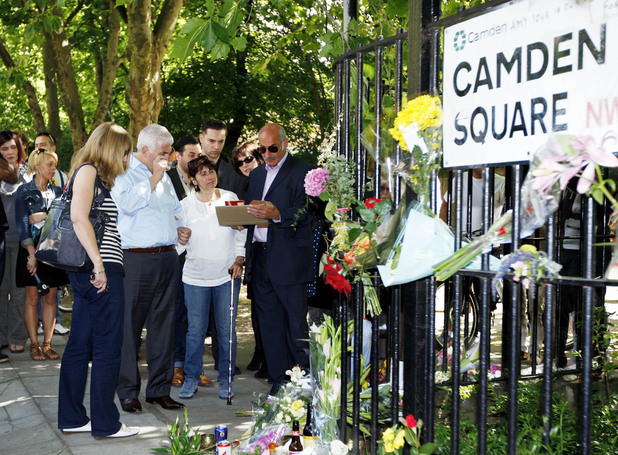 An emotional Mitch and Janis Winehouse read through tributes to Amy left by fans just days after her death