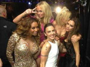 Victoria Beckham tweets Spice Girl picture
