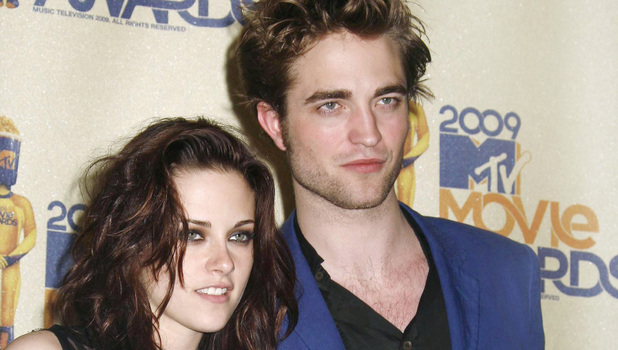 Kristen Stewart and Robert Pattinson
2009 MTV Movie Awards held at the Gibson Amphitheatre - Press Room
Los Angeles, California - 31.05.09
Credit: (Mandatory): Adriana M. Barraza / WENN.com