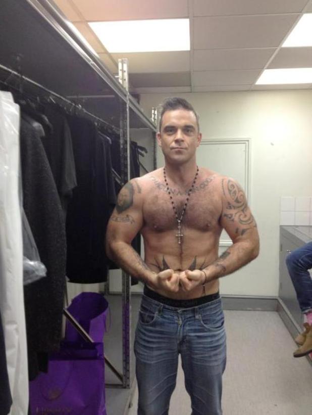 Robbie Williams, topless, Twitter