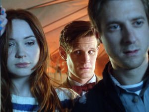 Doctor Who S07E02: 'Dinosaurs on a Spaceship' - Amy Pond (Karen Gillan), The Doctor (Matt Smith) and Rory Williams (Arthur Darvill)