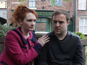 Fiz tells Tyrone that he should not stay with Kirsty as he is being blackmailed by her