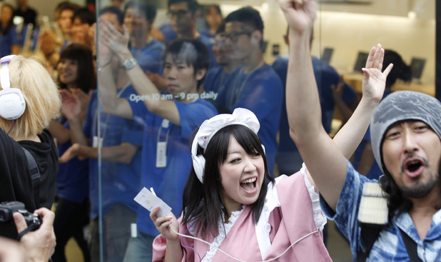 iPhone 5 launch: Customers celebrate in Tokyo as the iPhone 5 officially goes on sale