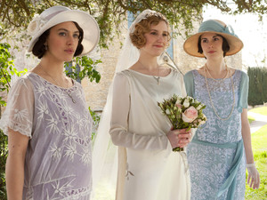 Downton Abbey S03E03: Jessica Brown Findley as Lady Sybil, Laura Carmichael as Lady Edith, Michelle Dockery as Lady Mary