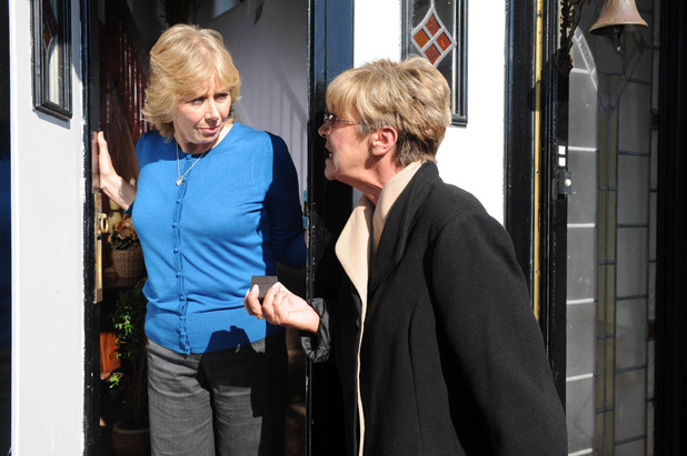 Wendy gets a shock when Deirdre arrives on her doorstep, warning her to back off