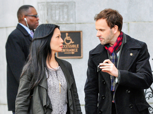 "Pilot"-- ELEMENTARY stars Jonny Lee Miller as detective Sherlock Holmes and Lucy Liu as Dr. Joan Watson in a modern-day drama about a crime solving duo that cracks the NYPD...Photo Credit: John Paul Filo.©2012 CBS BROADCASTING INC. ALL RIGHTS RESERVED.