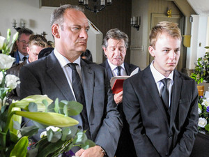6385: Family and friends attend Carl's funeral. As Jimmy prepares to read his eulogy, Thomas is raging with the truth he's been told