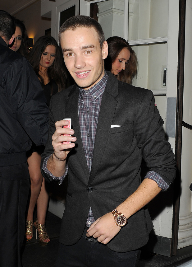 Liam Payne from boyband One Direction, performs magic tricks with some friends outside Funky Buddah nightclub.
London, England - 26.10.12
Mandatory Credit: Will Alexander/WENN.com