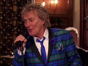 Rod Stewart 'Let It Snow! Let It Snow! Let It Snow!' music video.