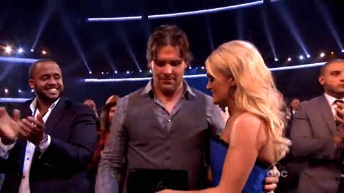 Carrie Underwood, Mike Fisher purse moment at AMAs