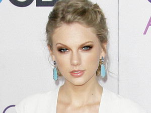 The Peoples Choice Awards 2013 held at Nokia Theatre L.A. Live  - Red Carpet Arrivals: Taylor Swift